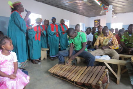 ​The Orodara Mennonite Church worships in Burkina Faso. Photographer: Lynda Hollinger-Janzen