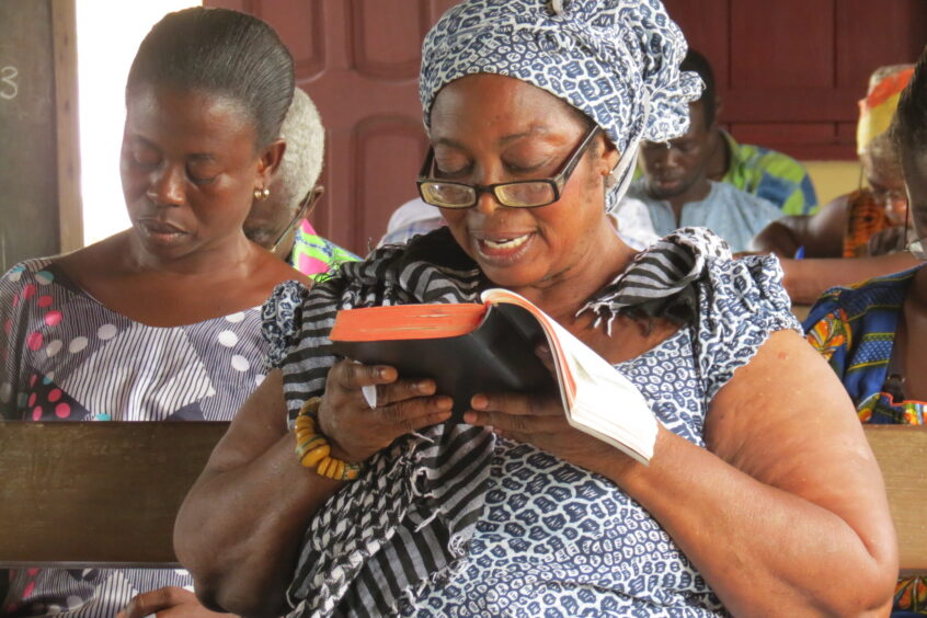 ​Prophetess Mary Mensah of The Living Church of God reads a biblical passage during a class at Good News Theological College and Seminary (now Good News Theological Seminary). Photographer: James R. Krabill.