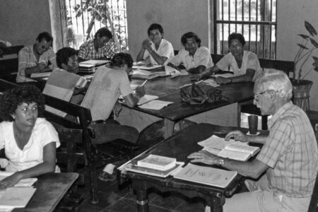 ​John Driver leads a Seminario Anabautista Latinoamericano (SEMILLA—Latin American Anabaptist Seminary) course in Managua