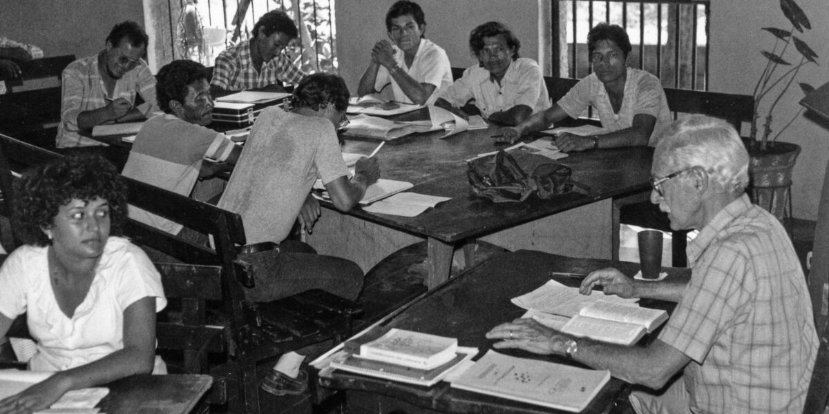 ​John Driver leads a Seminario Anabautista Latinoamericano (SEMILLA—Latin American Anabaptist Seminary) course in Managua