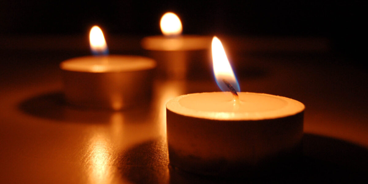 3-candles-1186910-1919x1275