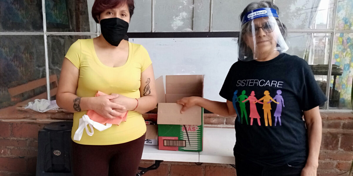 ​Ofelia García (right) enlists the help of a neighbor Elvia (left) in delivering food and other basic supplies in the neighborhood during the pandemic. Photo by Victor Pedroza.