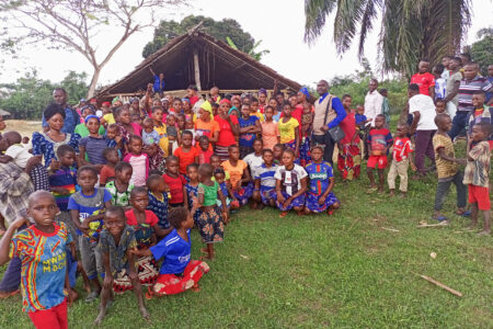 The Kiri Centre Mennonite Brethren congregation in the Democratic Republic of Congo gathers after a worship service. Photographer: Glodie Kihita