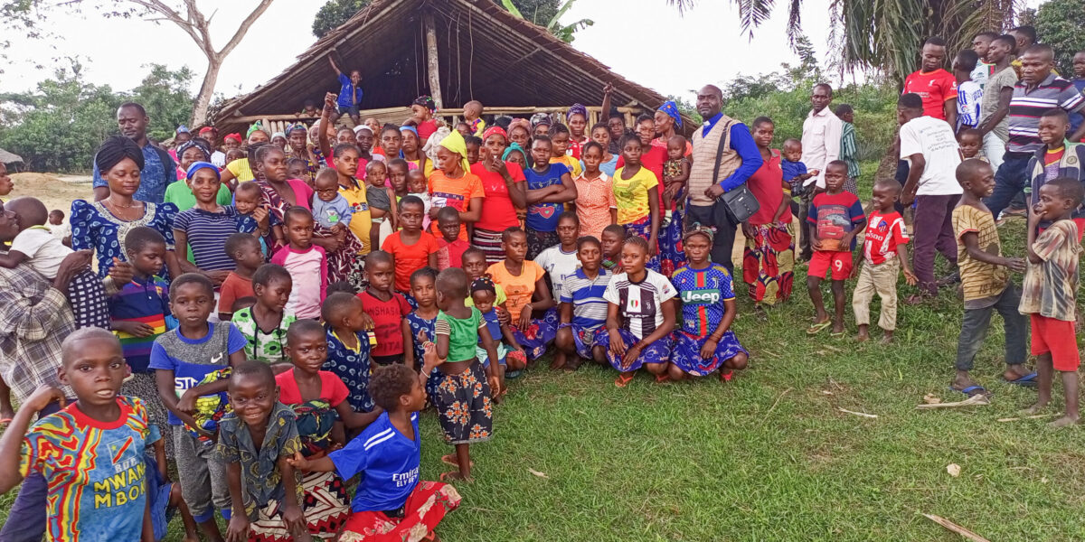 The Kiri Centre Mennonite Brethren congregation in the Democratic Republic of Congo gathers after a worship service. Photographer: Glodie Kihita