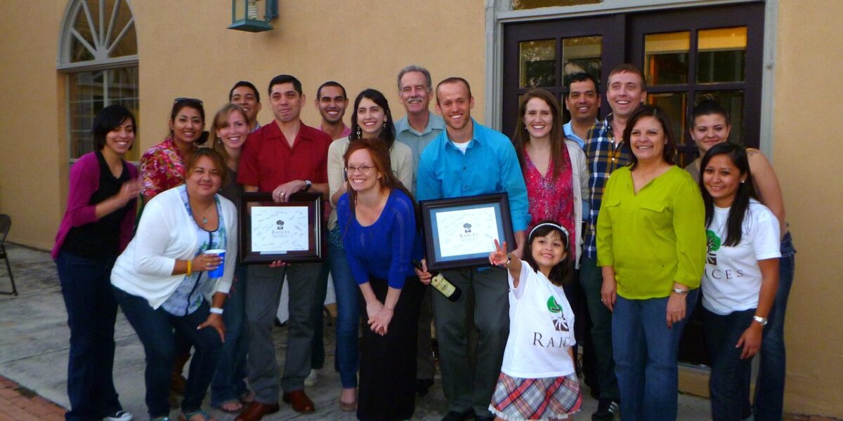 ​The growing RAICES team thanks Peter Claassen (eighth person from the right) for his work and camaraderie