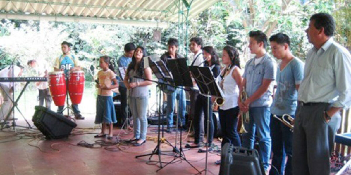 ​A Colombian Mennonite team leads worship at a retreat.